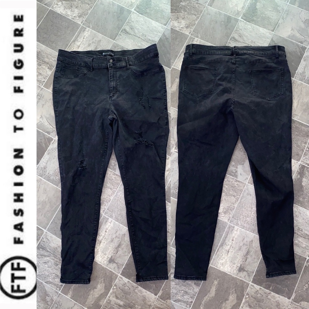 ✨FTF Vintage Curvy Black Destructed Faded Jean✨